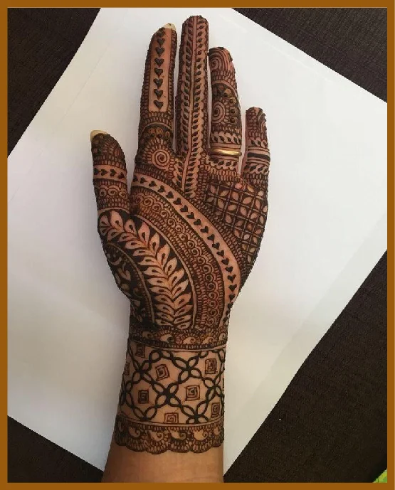 Elegant Hearts Chain Curves In Stylish Front Hand Mehndi Design